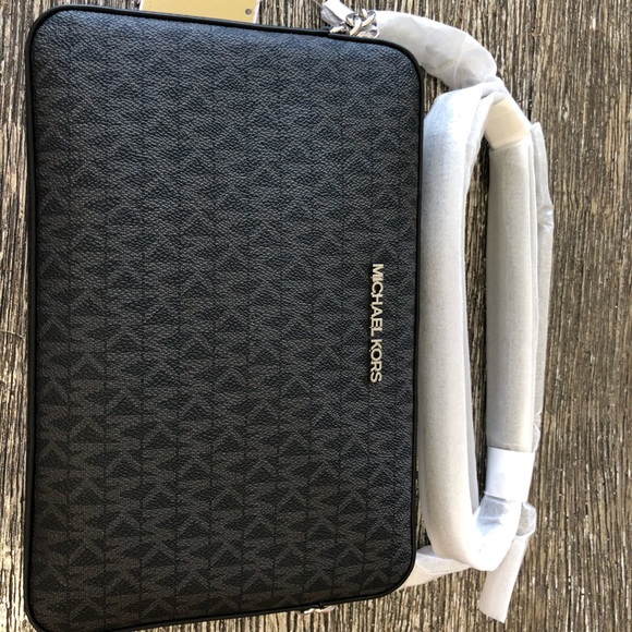 Michael Kors Handbags - Brand New Michael Kors handbag